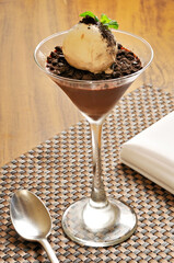 Sobremesa deliciosa com sorvete.