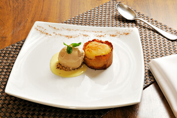 Sobremesa deliciosa com sorvete.