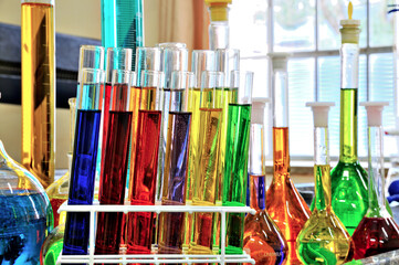 Laboratório de química com frascos coloridos