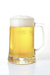 Caneca de chopp em fundo branco.