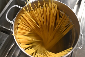 cuocere gli spaghetti cottura cuoco cucinare italia 