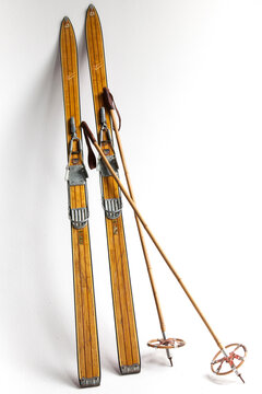Altes Paar Skier mit Skiest&ouml;cken von Hofbauer