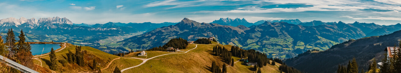 Panorama cousu haute résolution avec les célèbres montagnes Wilder Kaiser et le sommet Kitzbueheler Horn près de Kitzbuehel, Tyrol, Autriche