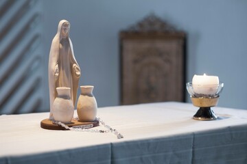 Virgen Maria con vela en altar - obrazy, fototapety, plakaty