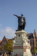Fototapeta na wymiar Estatua (DeVigne-Quyo, 1863) de Jacob Van Artevelde. Es una estatua de bronce ubicada en Vrijdagmarkt (Friday Market) en Gante.