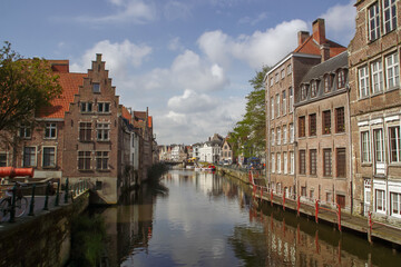 Fototapeta na wymiar El río Lys o Leie en Gante, Bélgica. Imagen de las fachadas históricas de los edificios construidos a orillas del río.