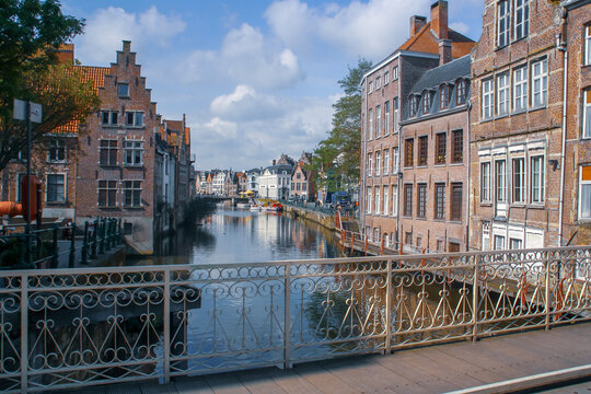 El río Lys o Leie en Gante, Bélgica. Imagen de las fachadas históricas de los edificios construidos a orillas del río.