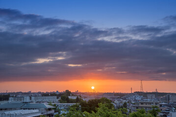 日の出　朝日　朝焼け　街並み　オレンジに輝く