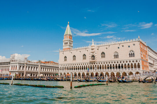 Venedig, San Marco, Markusdom, Markusplatz, Dogenpalast, Lagune, Insel, Altstadt, Gondel, Kan&auml;le, Touristen, Schifffahrt, Sommer, Italien