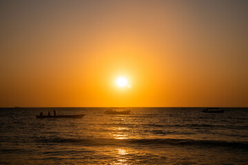 Fototapeta premium Atardecer, lanchas, horizonte