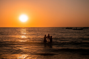 Fototapeta premium Atardecer en el mar, familia.
