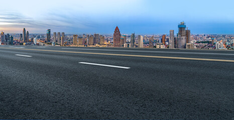 Obraz premium Freeway skyline and financial district modern buildings