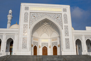 Fototapeta na wymiar The central entrance to the mosque Pride of Muslims. Shali, Chechen republic
