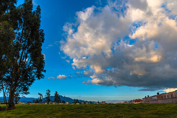 Obraz premium atardecer veraniego desde la capital salinera de Colombia, Zipaquirá Colombia, en la sabana de Bogotá