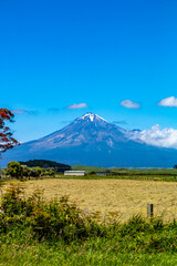 Obraz premium Mount Taranaki rises towards the sky. Taranaki, New Zealand