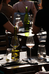 Obraz premium wine that is poured into glasses in the rays of the setting sun on the summer terrace