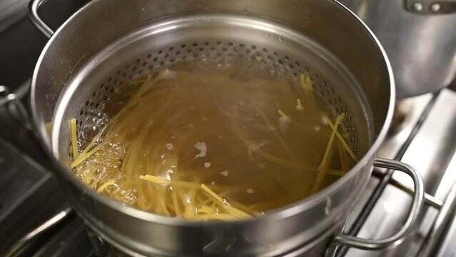 acqua bolle cuocere la pasta gli spaghetti cucina italiana 