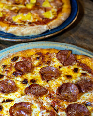 pescado frito, toston, comida tradicional de la costa colombiana, comida deliciosa, en platos blancos con fondos de madera. fideos a la pescadora, todo sobre la costa. pizza peperoni con piña