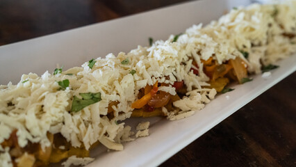 pescado frito, Boston, comida tradicional de la costa colombiana, comida deliciosa, en platos blancos con fondos de madera. fideos a la pescadora, todo sobre la costa.