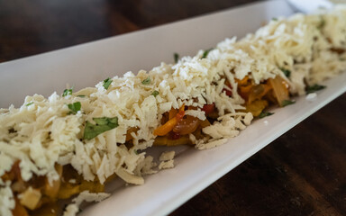 pescado frito, Boston, comida tradicional de la costa colombiana, comida deliciosa, en platos blancos con fondos de madera. 