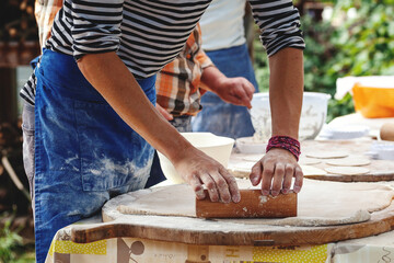 Zubereitung von rustikalen Teigtaschen an einem Marktstand im Freien
