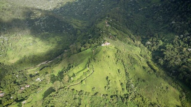 Monta&ntilde;as y fincas en hermoso paisaje con bosque tropical.