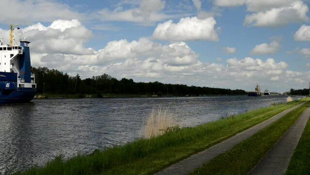 Radfahrerin am Nord-Ostsee-Kanal 