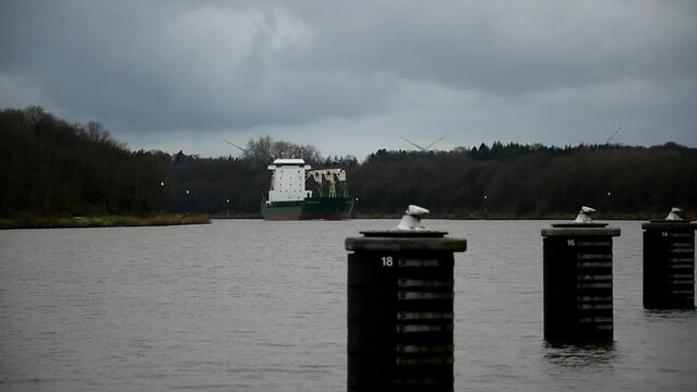 Frachtschiff im Nord-Ostsee-Kanal 