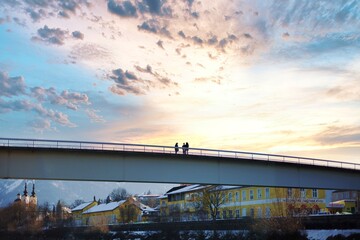 Sonnenuntergang auf einer Brücke betrachten