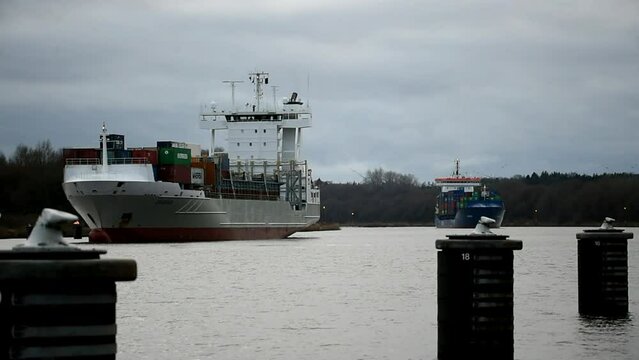 Frachtschiff im Nord-Ostsee-Kanal 