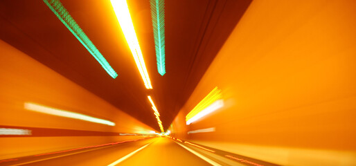 Lichtspuren in Langzeitfotografie aufgenommen in autobahntunnel mit hochgeschwindigkeit 