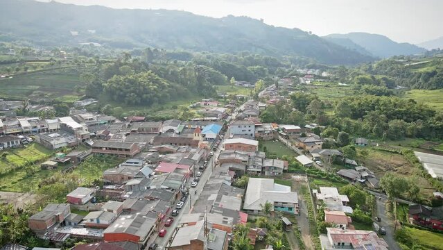 Vistas de un lindo pueblo rodeado por monta&ntilde;as y rio.