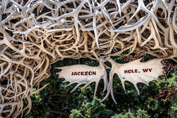 The famous welcome arch of antlers in Jackson Hole, Wyoming. - obrazy, fototapety, plakaty
