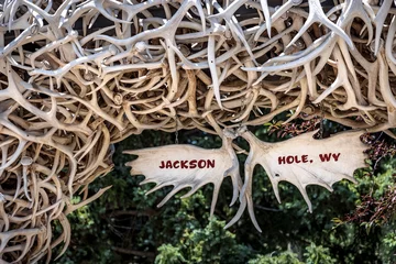 Papier Peint photo Chaîne Teton The famous welcome arch of antlers in Jackson Hole, Wyoming.
