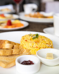 desayuno tipico colombiano en un hotel del centro histórico de cartagena, hueves, jugo de fruta natural, tostadas, cereal con leche, fruta picada, huevos fritos, huevos revueltos, café colombiano.