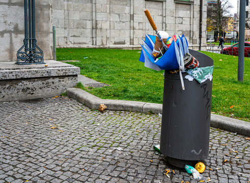 &uuml;berf&uuml;llter M&uuml;lleimer im Berliner Strassenland