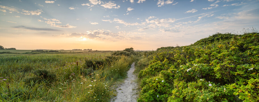Sonnenaufgang im Naturschutzgebiet Flinth&ouml;rn auf der Nordseeinsel Langeoog