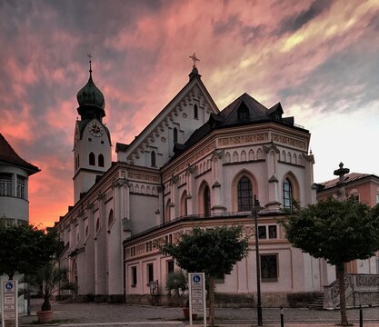 Kirche St. Nikolaus Rosenheim im Sonnenuntergang, Bayern, Deutschland