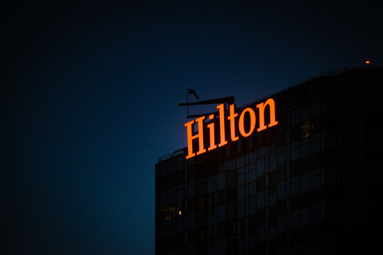 hilton hotel sign in los angeles