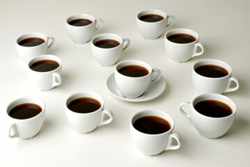 Xicaras de café em fundo branco.