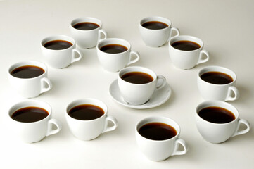 Xicaras de café em fundo branco.