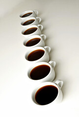 Xicaras de café em fundo branco.