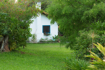 Casa branca em fazenda no setor rural. Casa da Fazenda imóvel  antigo. A Casinha rural típica do...