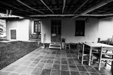Casa da fazenda setor rural em preto e branco. Exterior da Casa da Fazenda imóvel  antigo. A...