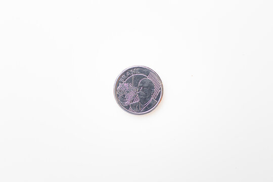 Moeda de 50 centavos do Real Brasileiro - BRL, o dinheiro do Brasil, sobre isolado no branco. Economia brasileira e finan&ccedil;as.
