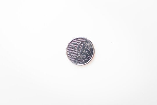 Moeda de 50 centavos do Real Brasileiro - BRL, o dinheiro do Brasil, sobre isolado no branco. Economia brasileira e finan&ccedil;as.