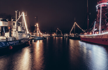 Fototapeta na wymiar harbor at night