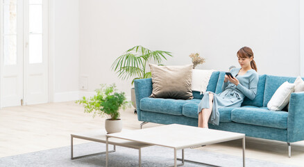 スマートフォン・女性・ソファ