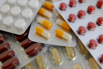 Bunte Tabletten in Sichtverpackung