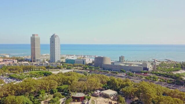 Torres mapfre de Barcelona en la playa Vila Olimpica